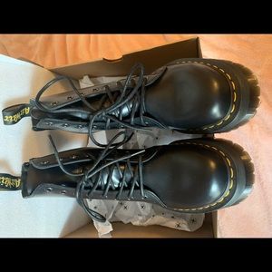 Dr. marten-Jadon